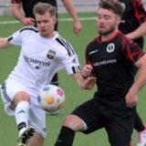 Zwei Spieler im Zweikampf.