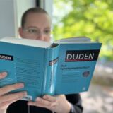 Eine Frau sieht am Mittwoch, 30. April, in Unna in das Synonym-Wörterbuch von Duden.