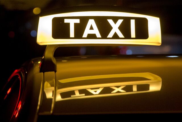 Nahaufnahme eines leuchtenden Taxi-Schildes.