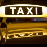 Nahaufnahme eines leuchtenden Taxi-Schildes.