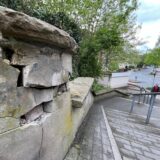 Ein großer Steinklotz löste sich bereits aus der brökeligen Mauer neben der Treppe zwischen Wasserstraße und Tiggesgraben.