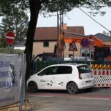 Ein weißes Fahrzeug fährt entgegen der vorhandenen Verbotsschilder an der Baustellenabsperrung vorbei.
