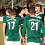 Die Fußballspieler des Holzwickeder SC II klatschen ab.
