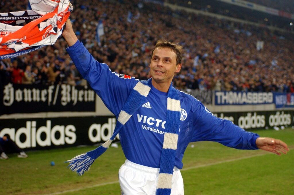 Olaf Thon winkt am Samstag (18.01.2003) in der Arena AufSchalke in Gelsenkirchen auf der Ehrenrunde seinen Fans zum Abschied. Olaf Thon winkt am Samstag (18.01.2003) in der Arena AufSchalke in Gelsenkirchen auf der Ehrenrunde seinen Fans zum Abschied.
