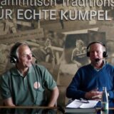 Sprechen über das legendäre Spiel des FC Schalke 04 gegen Bayern München im Jahr 1984: Olaf Thon (l.), Norbert Neubaum (m.), Mathias Schipper (r.) und René Preuß (nicht im Bild).
