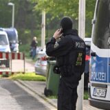 Polizisten durchsuchten in diversen Städten Wohnungen und Häuser im Rahmen einer Großrazzia gegen eine Schleuserbande.