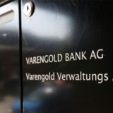 An einem Briefkasten der gleichnamigen Bank steht der Schriftzug «Varengold Bank AG» und «Varengold Verwaltungs AG».