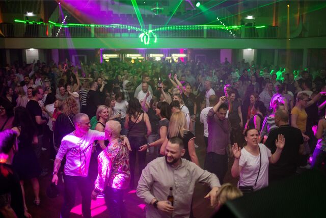 Tanz in den Mai: Unna feiert in seiner pulsierenden Stadthalle mit Musik, Lichtern und ausgelassener Stimmung.