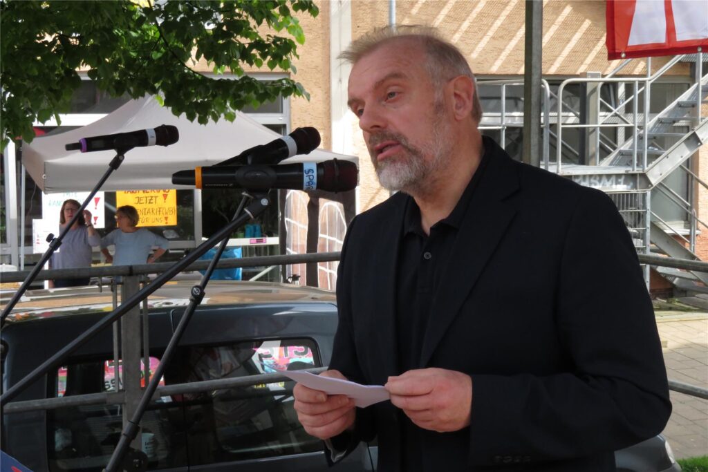 Unnas Bürgermeister Dirk Wigant spricht bei der Maikundgebung des DGB auf dem Platz der Kulturen. Unnas Bürgermeister Dirk Wigant spricht bei der Maikundgebung des DGB auf dem Platz der Kulturen.