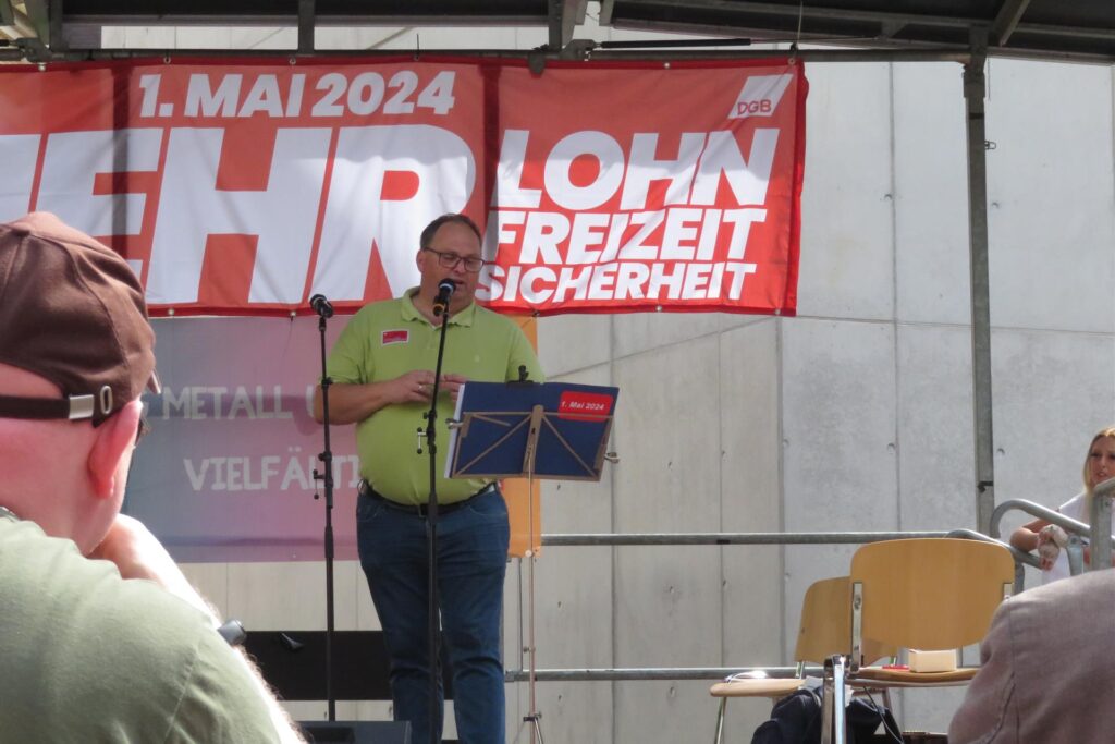 Björn Wißuwa ist Regionalleiter der IG Bau. Als Hauptredner des Tages spannte er einen Bogen von den wirtschafts- und sozialpolitischen Zielen der Gewerkschaften zu den Gefahren, die Deutschland derzeit durch den erstarkenden Rechtsextremismus drohen. Björn Wißuwa ist Regionalleiter der IG Bau. Als Hauptredner des Tages spannte er einen Bogen von den wirtschafts- und sozialpolitischen Zielen der Gewerkschaften zu den Gefahren, die Deutschland derzeit durch den erstarkenden Rechtsextremismus drohen.