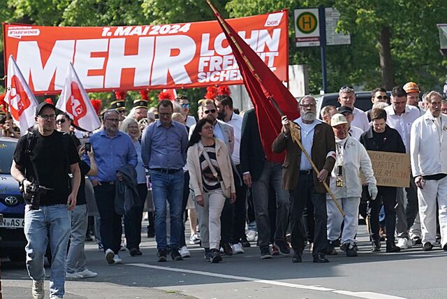 Der Protestmarsch zum 1. Mai mit Kevin Kühnert (2. von rechts) auf dem Weg zur Römerbergsporthalle.