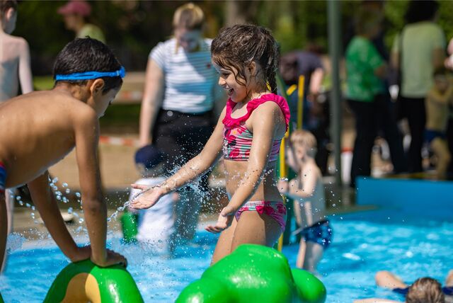 Spritzige Momente im Freibad in Dellwig am ersten Mai: Der Sommer beginnt mit strahlendem Sonnenschein und viel Freude.