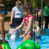 Spritzige Momente im Freibad in Dellwig am ersten Mai: Der Sommer beginnt mit strahlendem Sonnenschein und viel Freude.