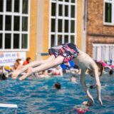 Ein erfrischender Start in Unnas Freibad-Saison: Besucher genießen bei bestem Wetter das Anbaden im Bornekampbad.