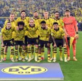 Die BVB-Spieler stellen sich zum Teamfoto auf.