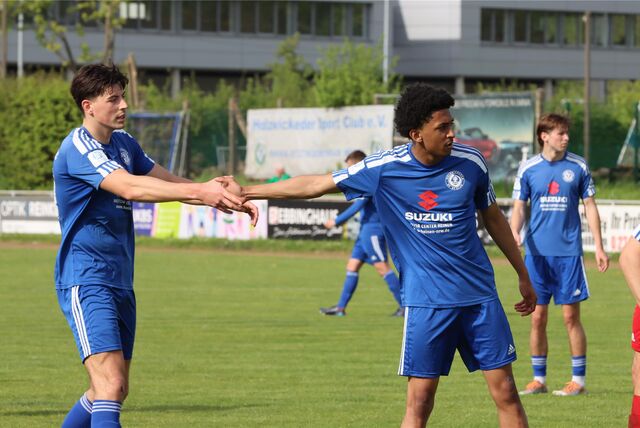 Dylan Pires klatscht mit Damjan Ilic (l.) ab.