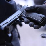 Abgebildet ist eine Softair-Pistole, die für Laien kaum von scharfen Schusswaffen zu unterscheiden sind.