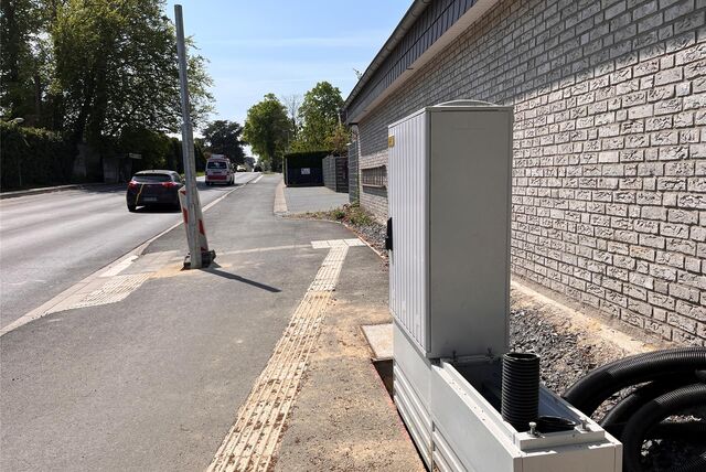 An der Hammer Straße sind Ampelmasten und ein Schaltkasten aufgebaut.