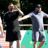Pascal Harder und Lukas Fluder stehen am Spielfeldrand