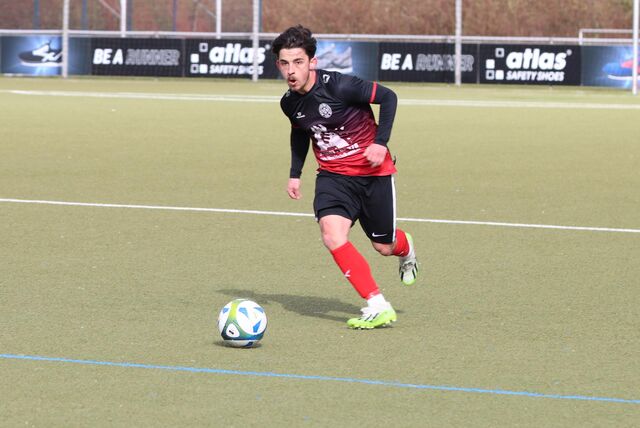 Alessandro Paschedag im rot-schwarzen Trikot des SSV Mühlhausen.