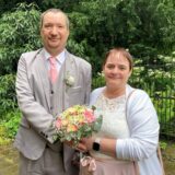 Heike Pfohl und Peter Geißer steht nach ihrer Hochzeit vor dem Standesamt im Hertener Rathaus.