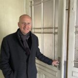 Der Dortmunder Architekt Richard Schmalöer steht an einer Wohnungstür, die zu einer leerstehenden Wohnung im Herrenhaus von Hof Korte in Dortmund-Marten gehört.