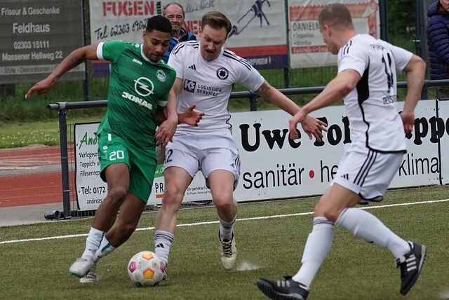 Lennox Oruku (SGM in Grün) im Duell mit Kevin Loke (Mi.) und Luis Pothmann (re. – beide GSV)