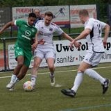 Lennox Oruku (SGM in Grün) im Duell mit Kevin Loke (Mi.) und Luis Pothmann (re. – beide GSV)