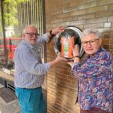 Friedrich Nölle und Reni Bunten zeigen den neuen Defibrillator in Unna-Königsborn.
