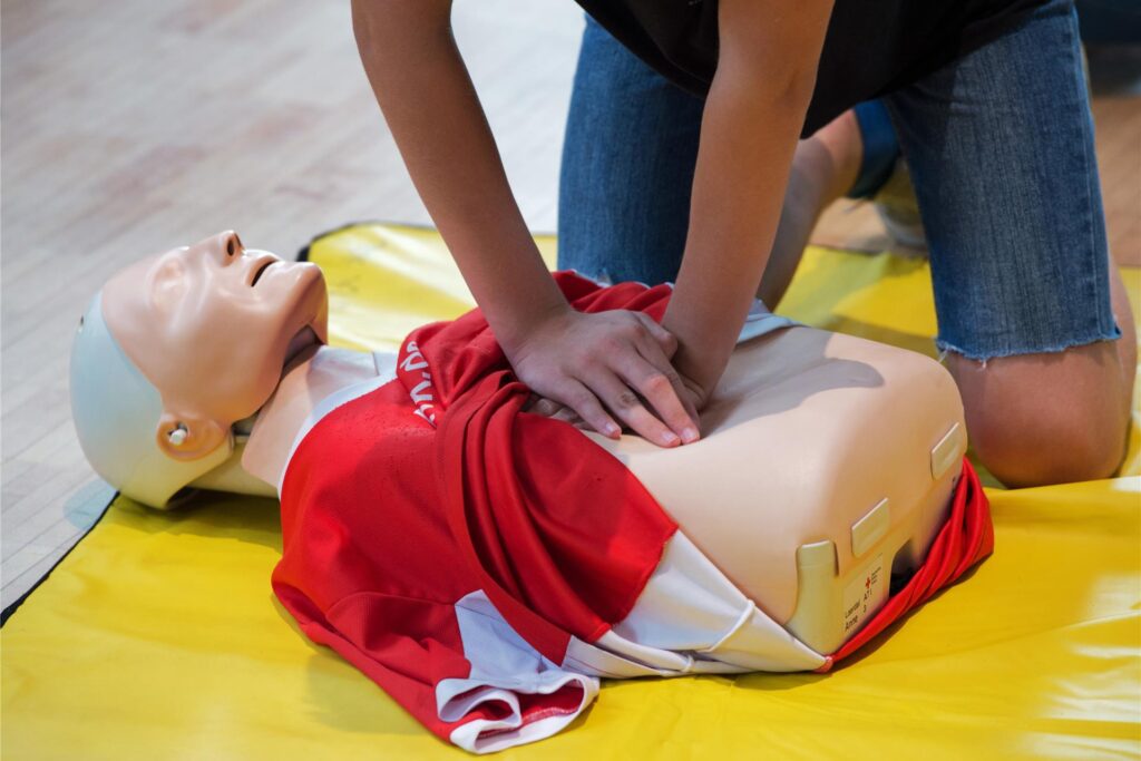 Bei einem Erste-Hilfe-Kurs nimmt ein Schüler an einer Übungspuppe eine Herzdruckmassage vor. Bei einem Erste-Hilfe-Kurs nimmt ein Schüler an einer Übungspuppe eine Herzdruckmassage vor.