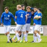 Die Spieler des VfL Kamen feiern den Treffer eines Mitspielers.