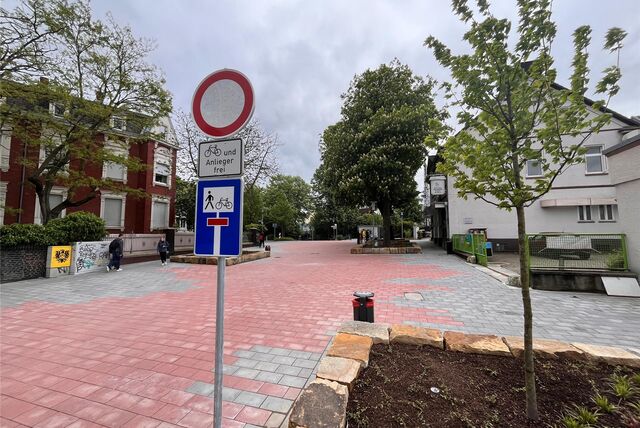 Am Königsborner Tor in Unna ist ein Platz mit rotem und grauem Pflaster gestaltet. Ein Schild verbietet die Durchfahrt, außer für Radfahrer und Anlieger
