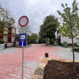 Am Königsborner Tor in Unna ist ein Platz mit rotem und grauem Pflaster gestaltet. Ein Schild verbietet die Durchfahrt, außer für Radfahrer und Anlieger