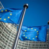 Flaggen der Europäischen Union wehen im Wind vor dem Gebäude der Europäischen Kommission in Brüssel. In Castrop-Rauxel diskutieren die Kandidaten für die Europawahl am 9. Juni 2024.