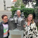 Künstlerin Amut Rybarsch-Tarry, Susanne Meyer und Heike Wulf mit dem Denkmal für Henriette Davidis an der Kaiserstraße.