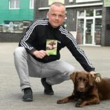 Zu sehen sind Thorsten Habel und seine Assistenzhündin Hanni. Thorsten Habel sitzt in der Hocke neben der Hündin.
(Archiv)