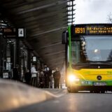 Ein Bus steht an Bahnsteig 4 am Busbahnhof in Oberhausen.