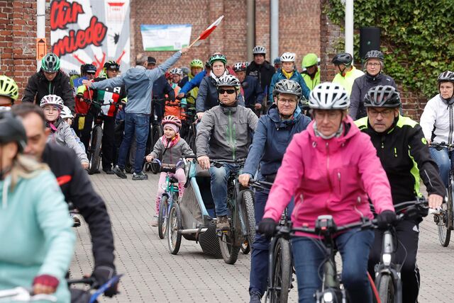 Radfahrer starten beim 37. Volksradfahren am Kettenschmiedemuseum in Fröndenberg.