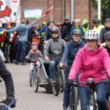 Radfahrer starten beim 37. Volksradfahren am Kettenschmiedemuseum in Fröndenberg.