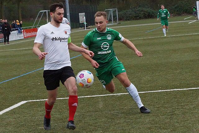 Levin-Luca Schinow (SGM in Grün) traf für die SG Massen bei der 1:3-Niederlage in Eving.