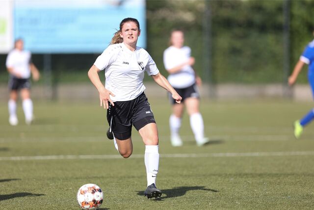 Jules Kieslich dribbelt mit dem Ball.