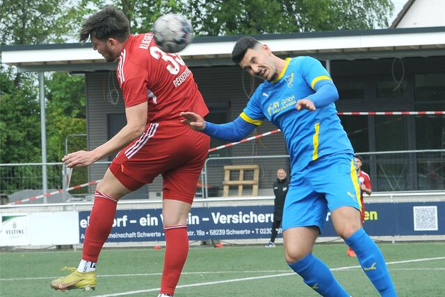 Ahmet Cirak ist im Kopfball-Duell um den Ball.