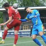 Ahmet Cirak ist im Kopfball-Duell um den Ball.
