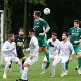 Hendric Horenkamp (SVB in Grün) kommt hier nicht richtig zum Kopfball nach Ecke von Jonas Franke.
