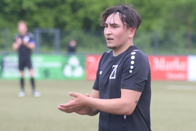 Fabio Walnsch klatscht in die Hände.