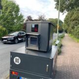 Der Superblitzer Willi an einer Straße in Lünen