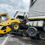Eine Walze ist nach einem Unfall auf der A1 bei Kamen in einen beschädigten Lkw verkeilt.
