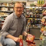 Hartmut Ganzke (l.) lässt sich erklären, wo die Nudeln hingehören, Oliver Kaczmarek füllt das Salzstangen-Regal auf.