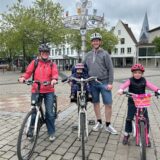 Familie Schreiter mit ihren Fahrrädern.