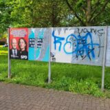 Nur ein Plakat der SPD ist auf diesen Tafeln zu sehen, daneben ein zerfetztes Plakat der CDU.